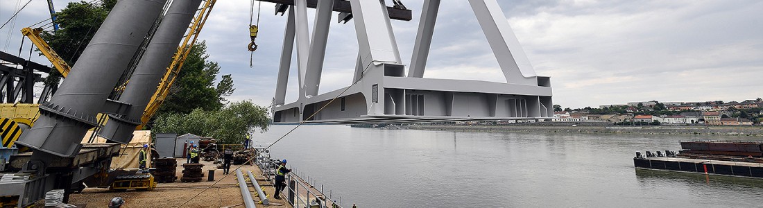 Hajóra emelték a megújuló Déli összekötő vasúti híd első elemét